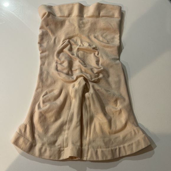 SKIMS body shaping shorts. High waisted shape wear - Picture 3 of 3